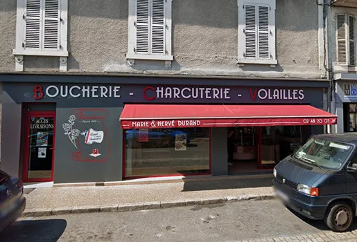 Façade de boucherie-charcuterie française avec auvent rouge et camionnette garée à Bourges dans le Cher 18