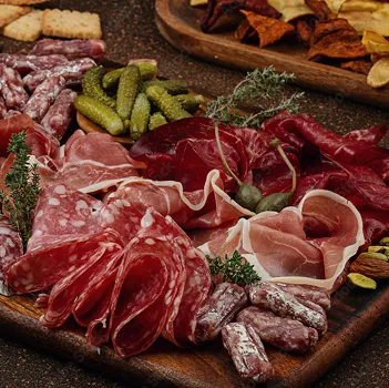 Planche de charcuterie et fromages, cornichons, câpres, chips, pain et amandes à Bourges dans le Cher 18