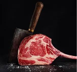 Tomahawk de bœuf cru avec os et couteau de boucher sur fond noir à Bourges dans le Cher 18