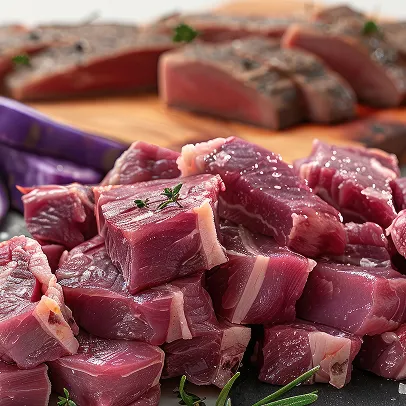 Viande rouge crue coupée en cubes avec des herbes aromatiques, steaks en arrière-plan à Bourges dans le Cher 18