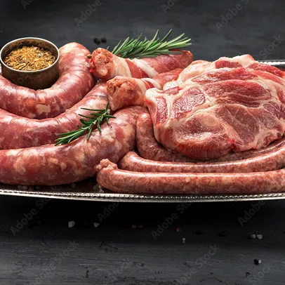Plateau d'argent de saucisses crues, viande de porc fraîche et épices à Bourges dans le Cher 18