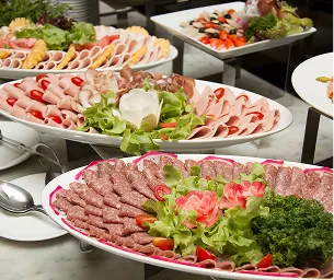 Buffet avec de grands plats de viandes froides, charcuterie, fromage, salade et fruits à Bourges dans le Cher 18