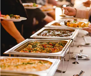 Des gens se servent à un buffet de plats chauds lors d'un événement à Bourges dans le Cher 18