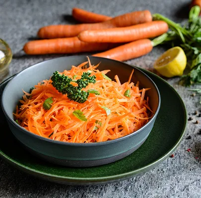 Salade de carottes râpées dans un bol avec des carottes fraîches et du citron à Bourges dans le Cher 18