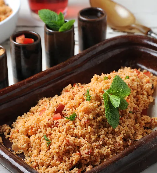Salade de couscous au blé entier garnie de menthe fraîche et de tomates à Bourges dans le Cher 18