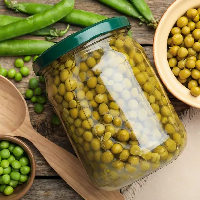 Bocal de petits pois en conserve, pois frais en gousses et dans un bol en bois à Bourges dans le Cher 18