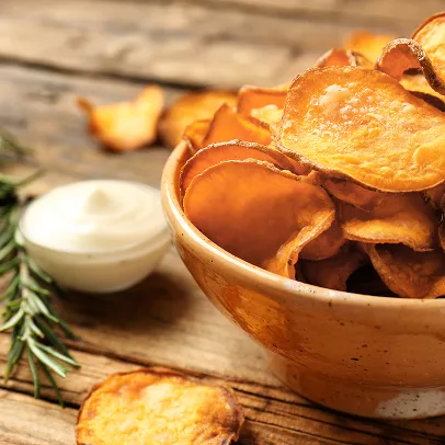 Bol de chips de patate douce croustillantes avec une trempette et du romarin à Bourges dans le Cher 18
